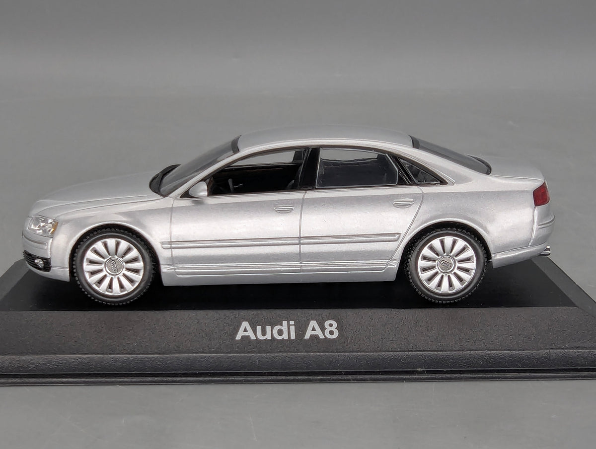 Modellautos 1:43 Minichamps Audi A8 2005 Lichtsilber mit Dealer OVP