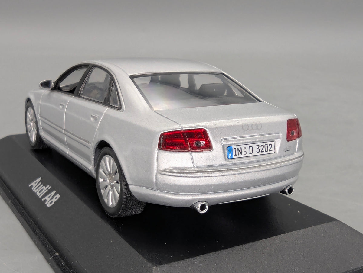 Modellautos 1:43 Minichamps Audi A8 2005 Lichtsilber mit Dealer OVP