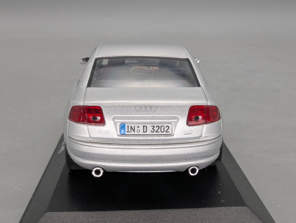 Modellautos 1:43 Minichamps Audi A8 2005 Lichtsilber mit Dealer OVP