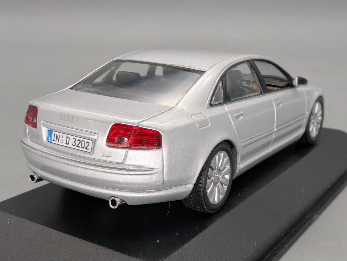 Modellautos 1:43 Minichamps Audi A8 2005 Lichtsilber mit Dealer OVP