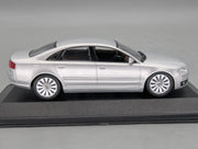 Modellautos 1:43 Minichamps Audi A8 2005 Lichtsilber mit Dealer OVP