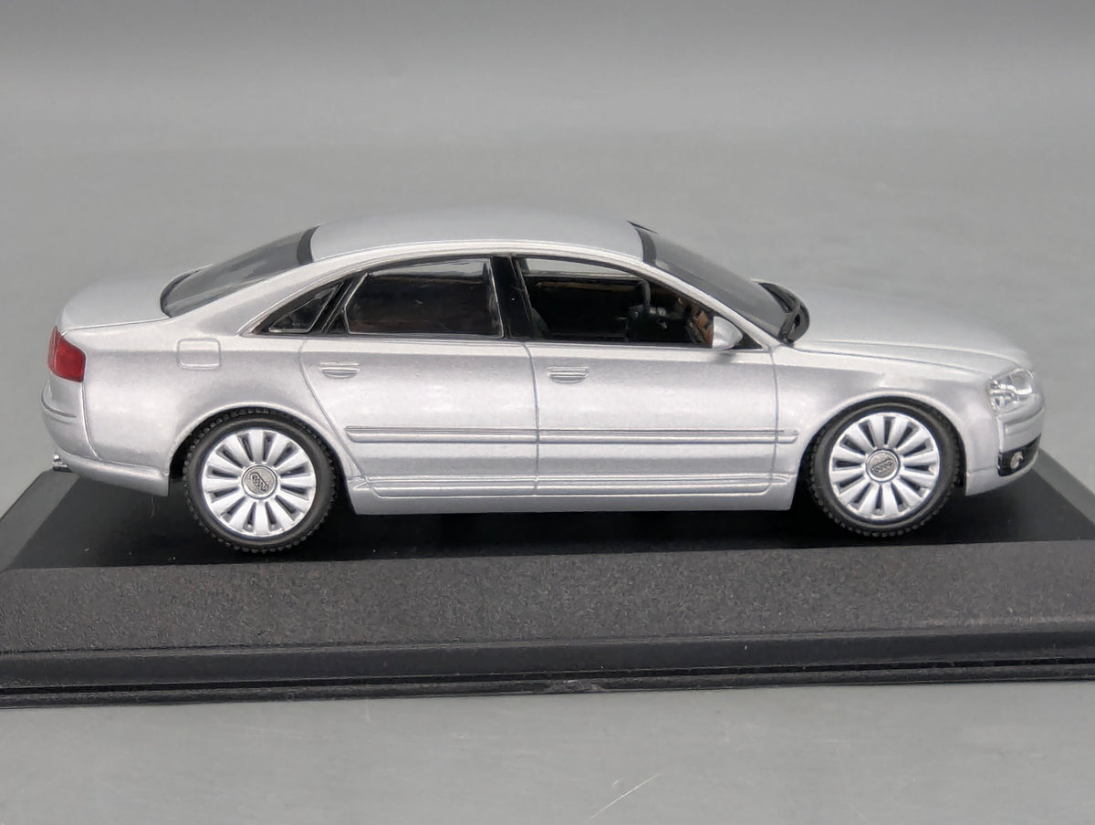 Modellautos 1:43 Minichamps Audi A8 2005 Lichtsilber mit Dealer OVP
