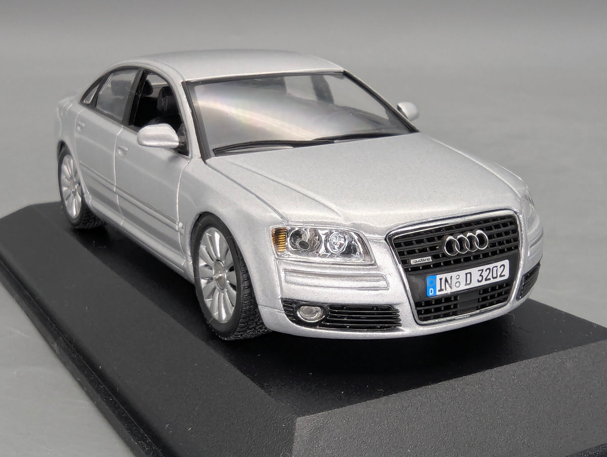 Modellautos 1:43 Minichamps Audi A8 2005 Lichtsilber mit Dealer OVP