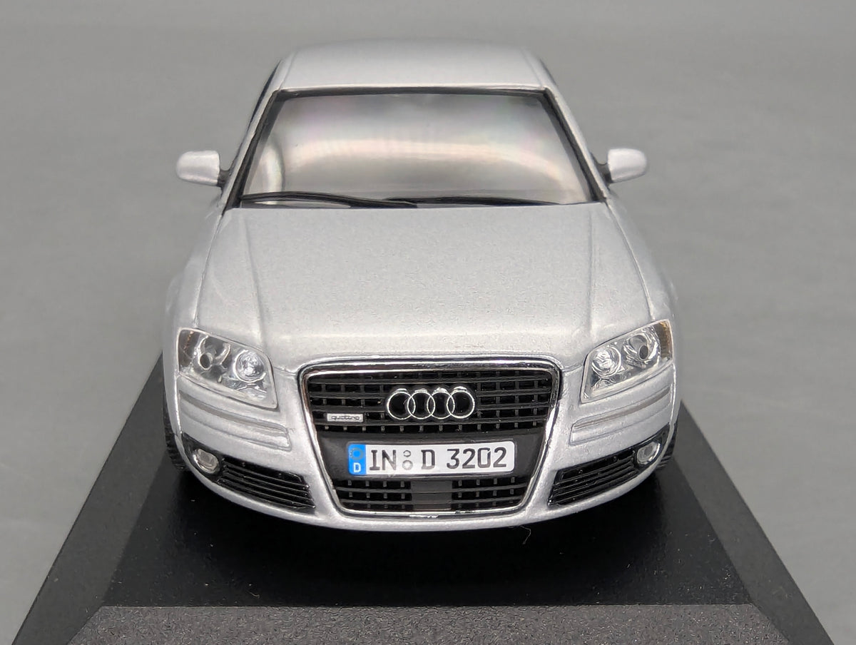 Modellautos 1:43 Minichamps Audi A8 2005 Lichtsilber mit Dealer OVP