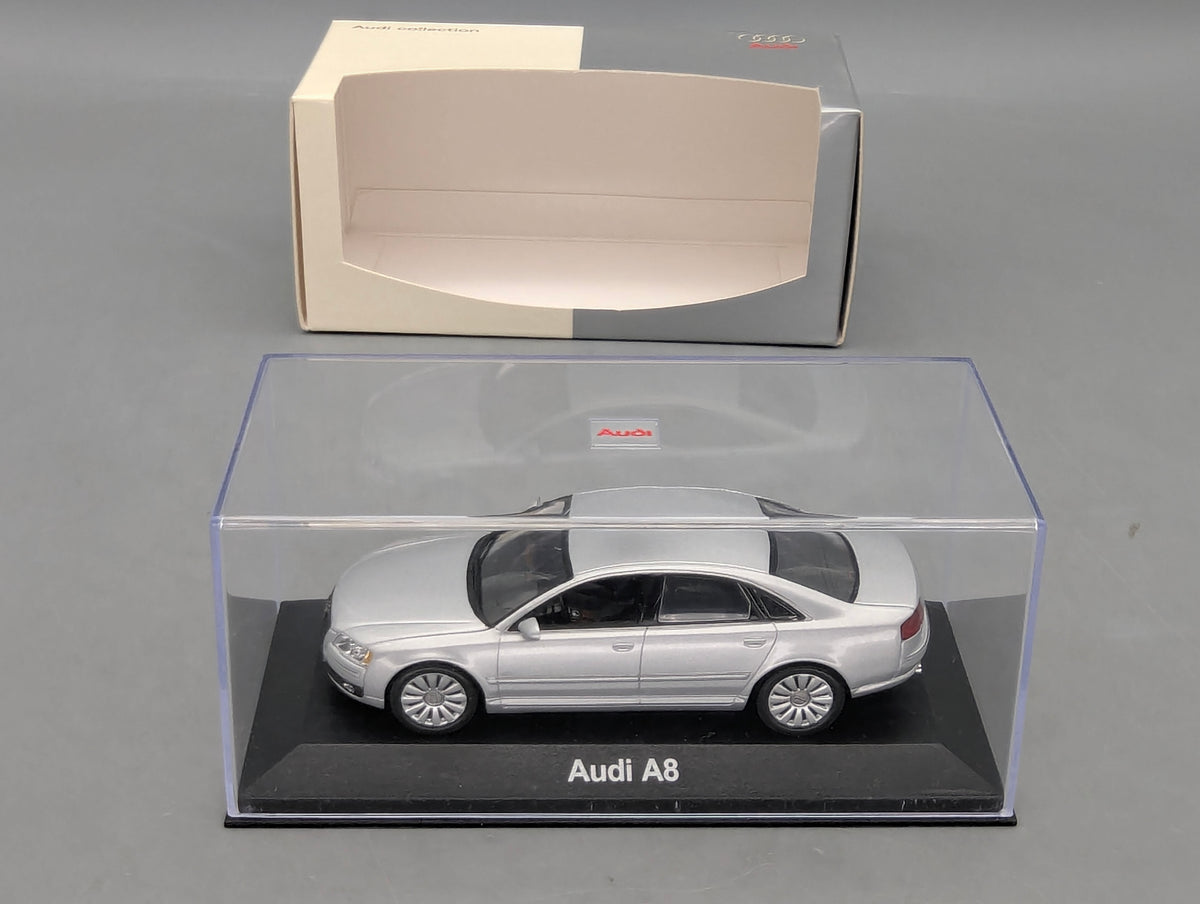 Modellautos 1:43 Minichamps Audi A8 2005 Lichtsilber mit Dealer OVP