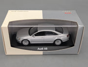 Modellautos 1:43 Minichamps Audi A8 2005 Lichtsilber mit Dealer OVP