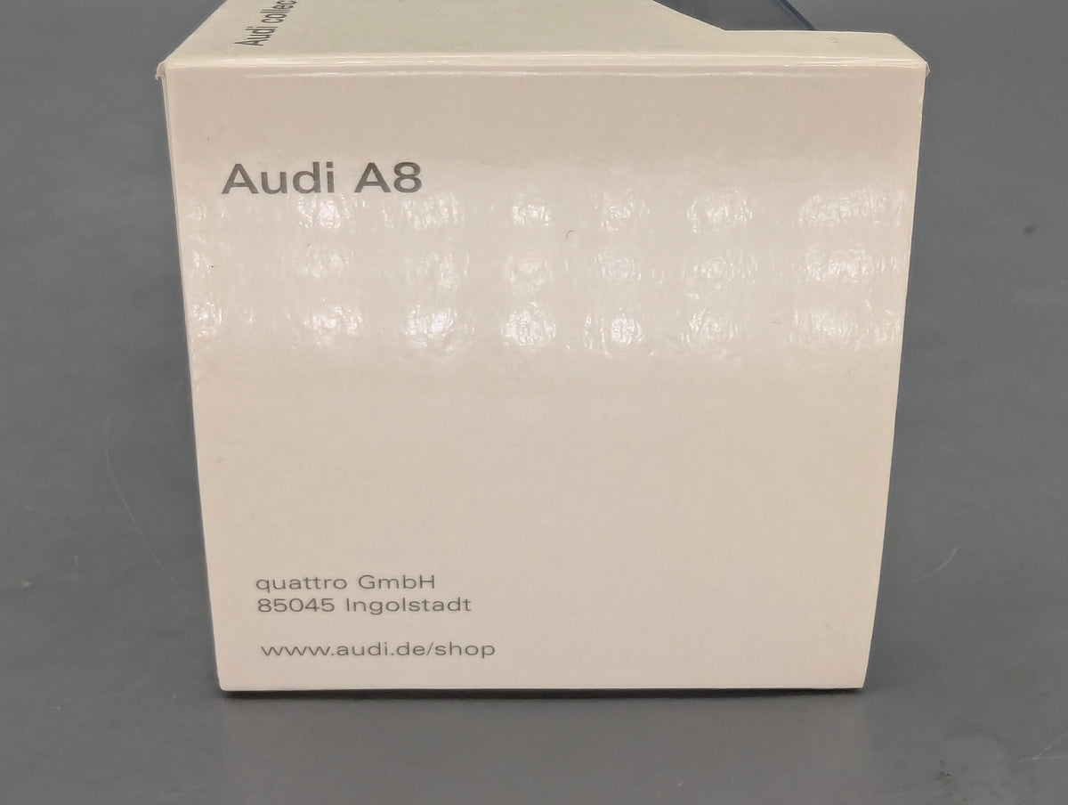 Modellautos 1:43 Minichamps Audi A8 2005 Lichtsilber mit Dealer OVP