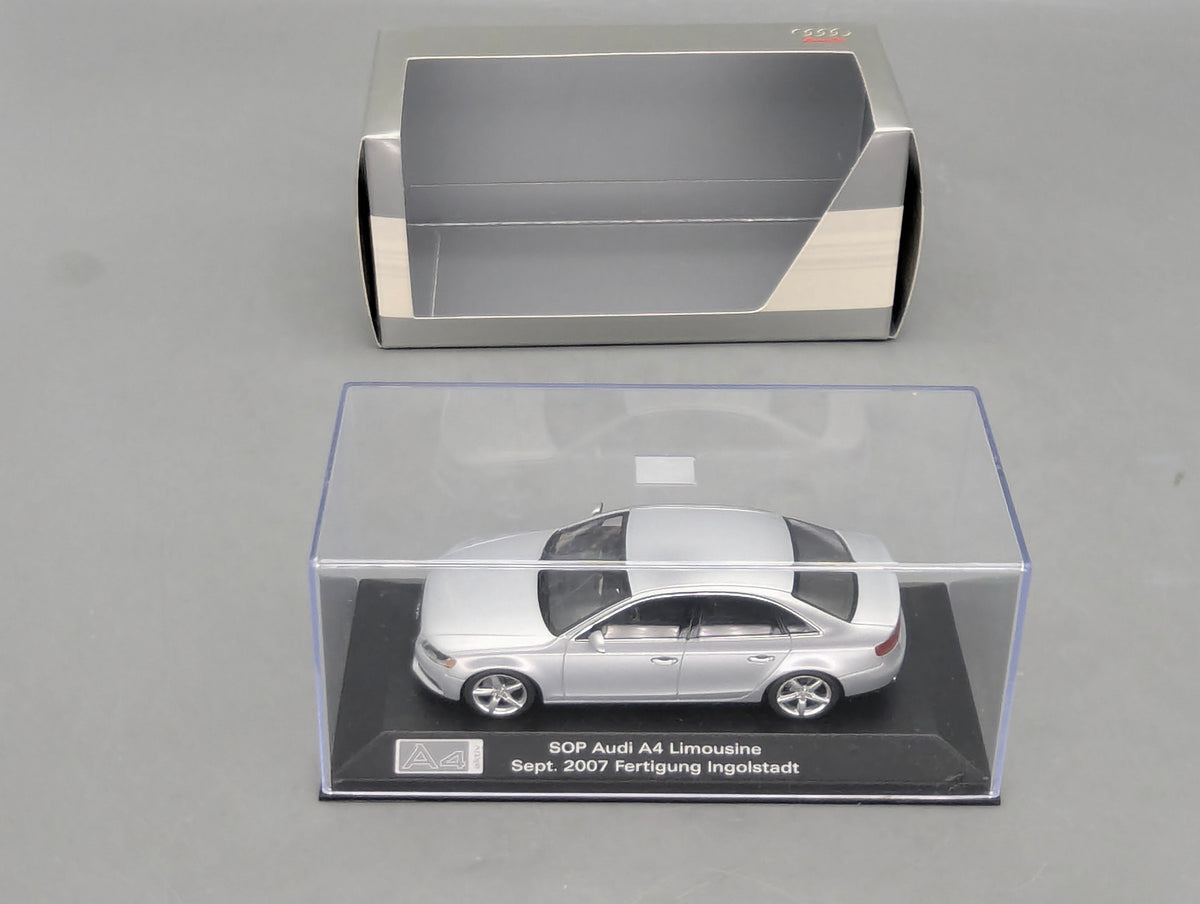 Modellautos 1:43 Minichamps SOP Audi A4 2007 Fertigung Ingolstadt mit Dealer OVP