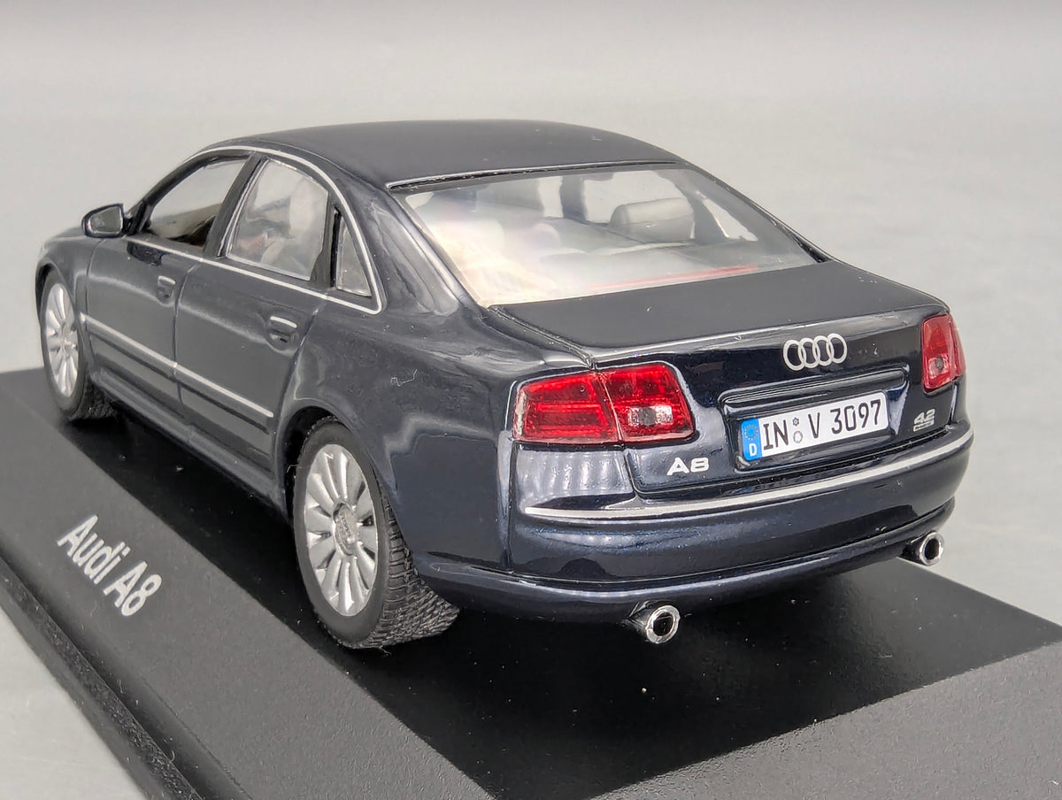 Modellautos 1:43 Minichamps Audi A8 4.2 Quattro MJ 2005 Nachtblau mit Dealer OVP
