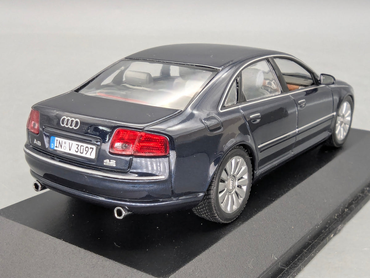 Modellautos 1:43 Minichamps Audi A8 4.2 Quattro MJ 2005 Nachtblau mit Dealer OVP
