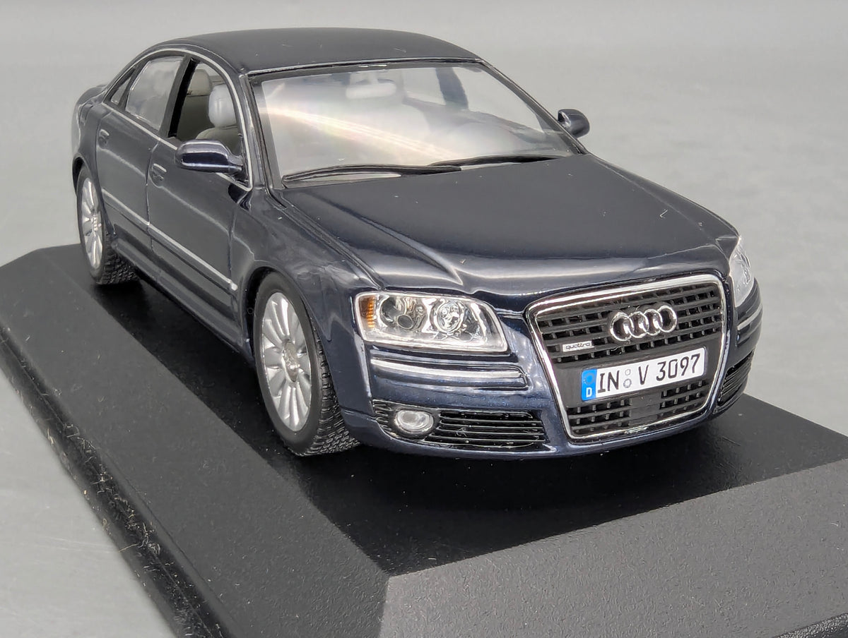 Modellautos 1:43 Minichamps Audi A8 4.2 Quattro MJ 2005 Nachtblau mit Dealer OVP