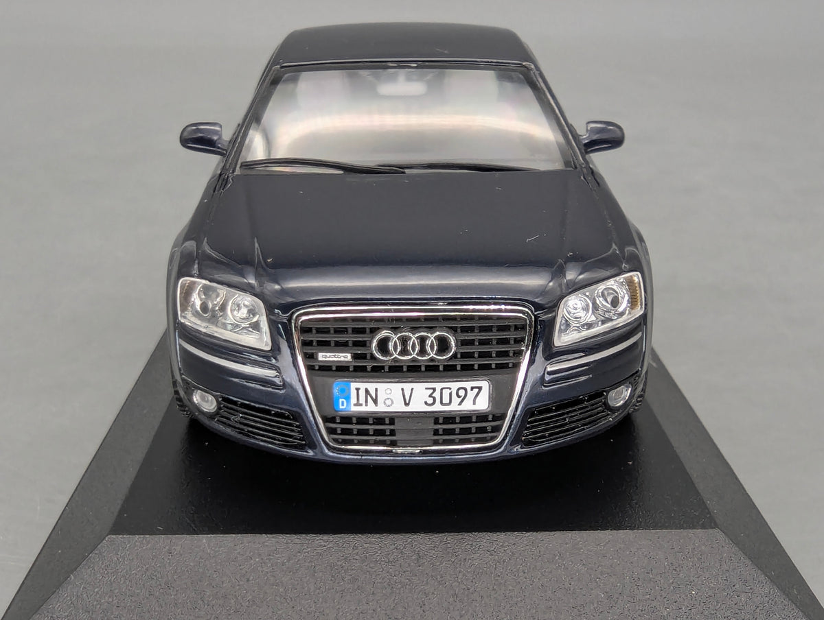 Modellautos 1:43 Minichamps Audi A8 4.2 Quattro MJ 2005 Nachtblau mit Dealer OVP