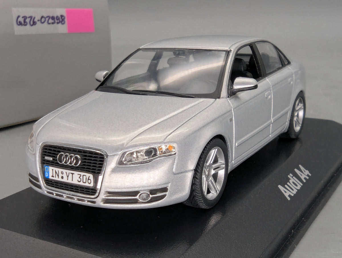 Modellautos 1:43 Minichamps Audi A4 3.2 Quattro 6-Gang Eissilber mit Dealer OVP