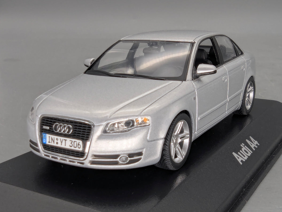 Modellautos 1:43 Minichamps Audi A4 3.2 Quattro 6-Gang Eissilber mit Dealer OVP
