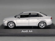 Modellautos 1:43 Minichamps Audi A4 3.2 Quattro 6-Gang Eissilber mit Dealer OVP