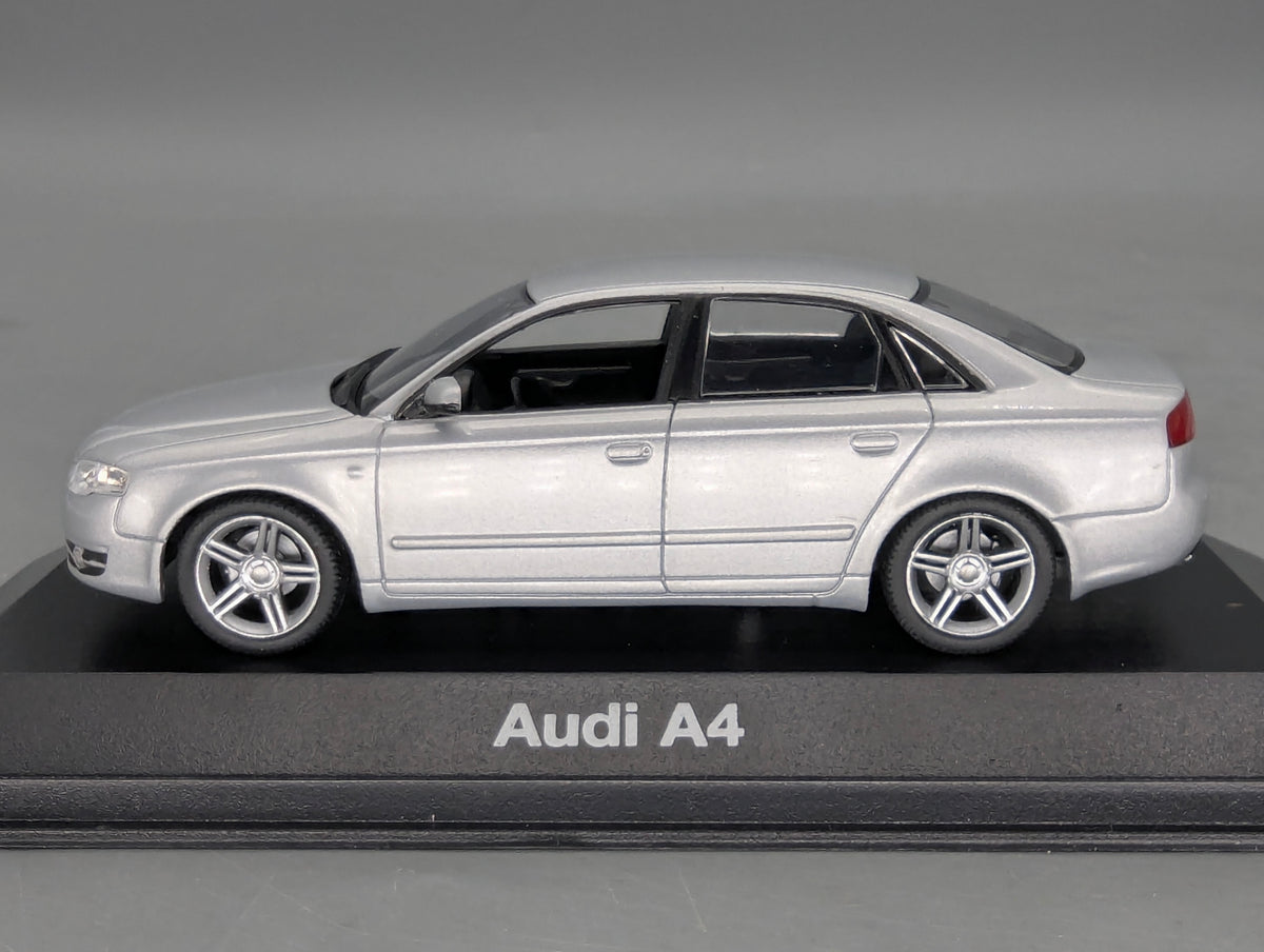 Modellautos 1:43 Minichamps Audi A4 3.2 Quattro 6-Gang Eissilber mit Dealer OVP