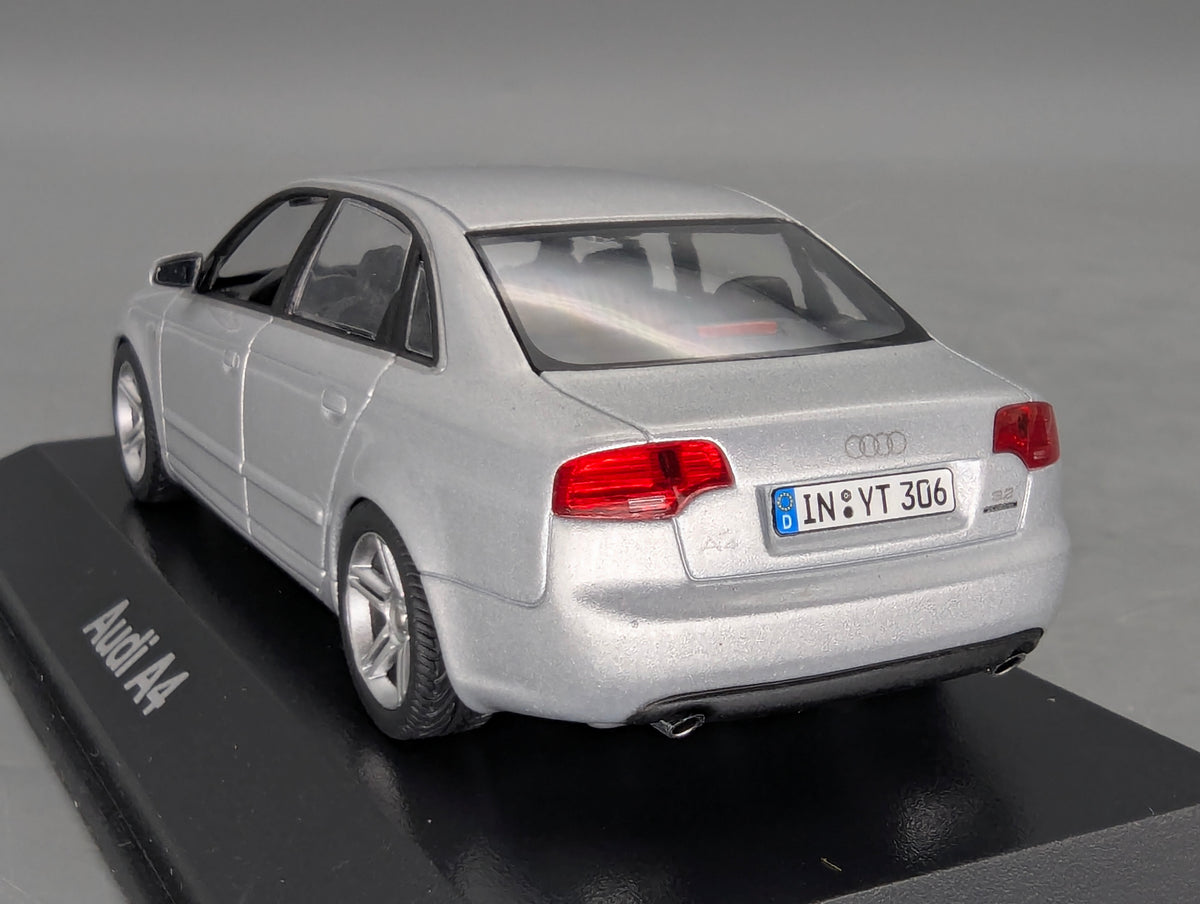 Modellautos 1:43 Minichamps Audi A4 3.2 Quattro 6-Gang Eissilber mit Dealer OVP