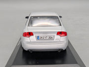 Modellautos 1:43 Minichamps Audi A4 3.2 Quattro 6-Gang Eissilber mit Dealer OVP