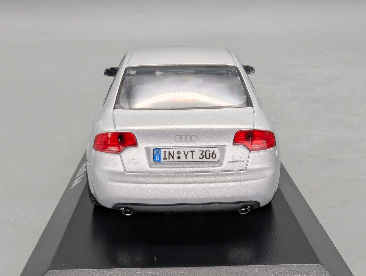 Modellautos 1:43 Minichamps Audi A4 3.2 Quattro 6-Gang Eissilber mit Dealer OVP