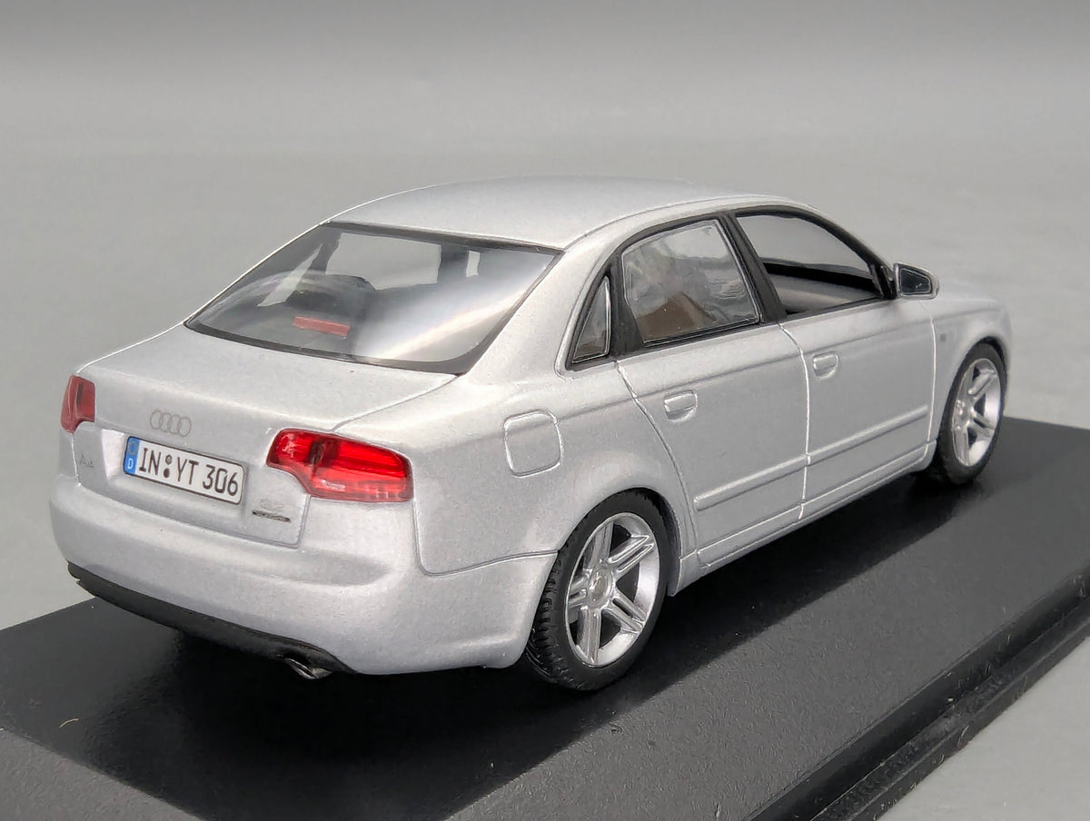 Modellautos 1:43 Minichamps Audi A4 3.2 Quattro 6-Gang Eissilber mit Dealer OVP