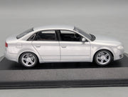 Modellautos 1:43 Minichamps Audi A4 3.2 Quattro 6-Gang Eissilber mit Dealer OVP