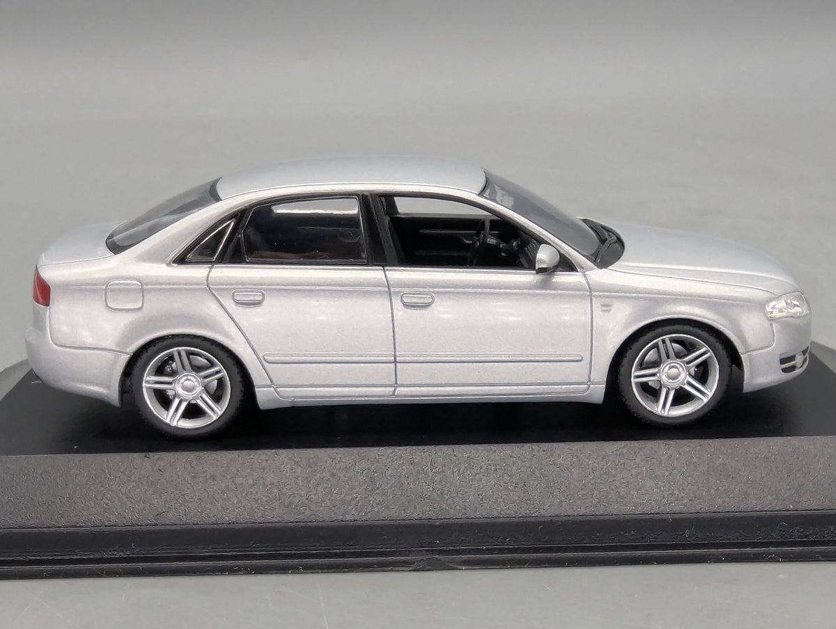 Modellautos 1:43 Minichamps Audi A4 3.2 Quattro 6-Gang Eissilber mit Dealer OVP