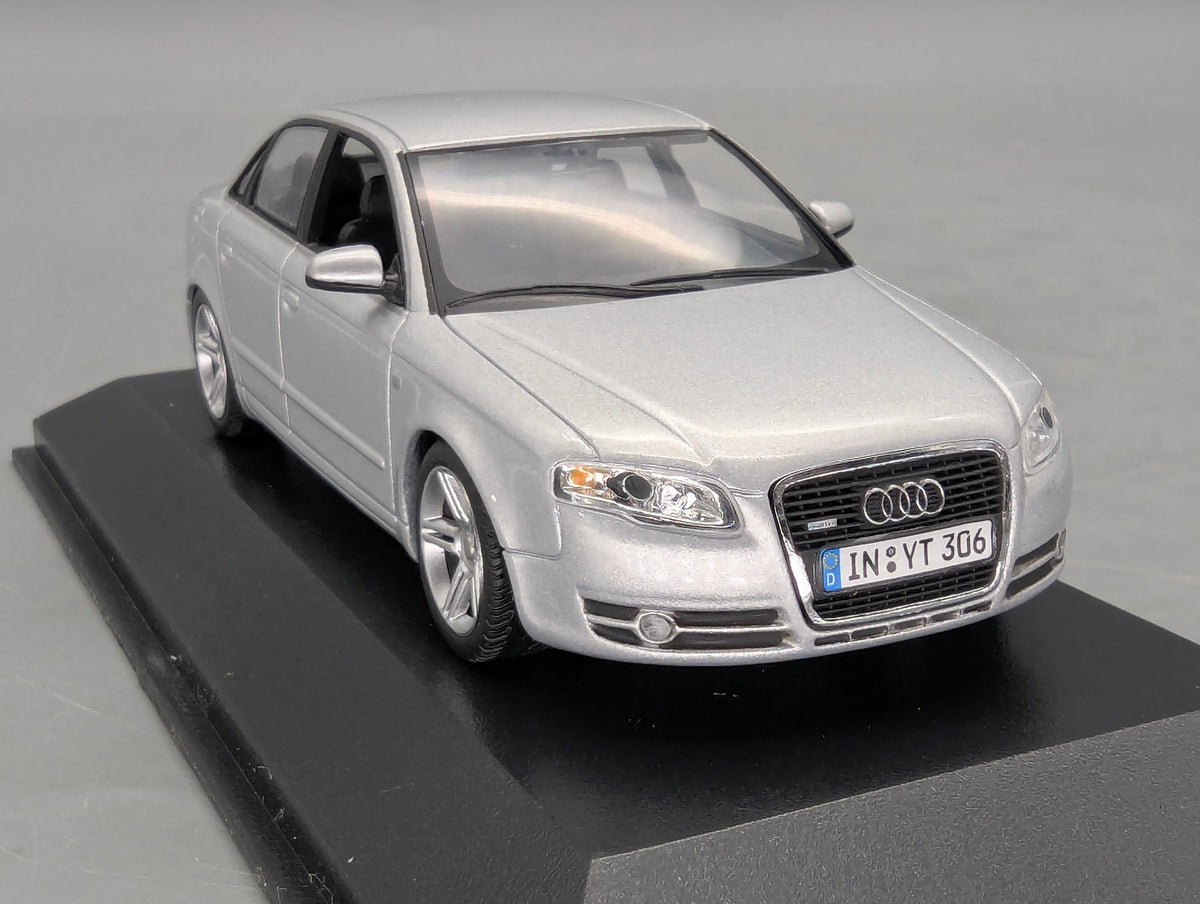 Modellautos 1:43 Minichamps Audi A4 3.2 Quattro 6-Gang Eissilber mit Dealer OVP