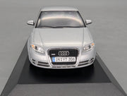 Modellautos 1:43 Minichamps Audi A4 3.2 Quattro 6-Gang Eissilber mit Dealer OVP