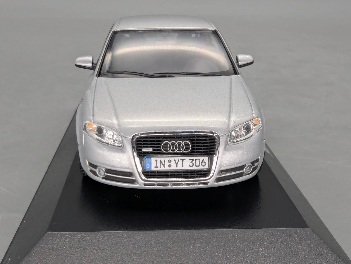 Modellautos 1:43 Minichamps Audi A4 3.2 Quattro 6-Gang Eissilber mit Dealer OVP