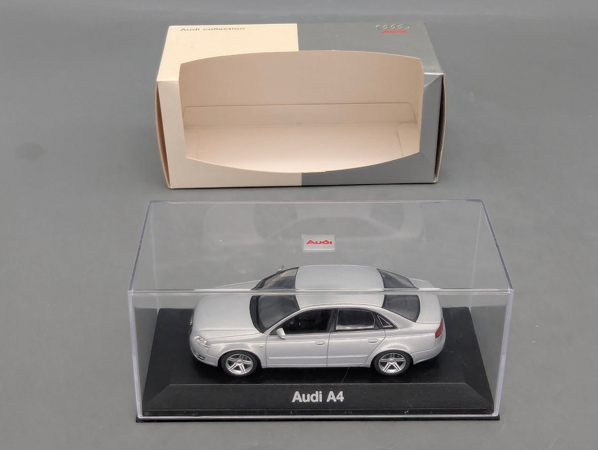 Modellautos 1:43 Minichamps Audi A4 3.2 Quattro 6-Gang Eissilber mit Dealer OVP