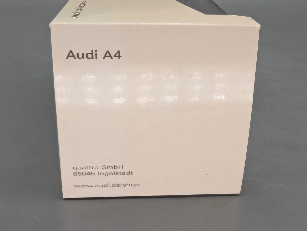 Modellautos 1:43 Minichamps Audi A4 3.2 Quattro 6-Gang Eissilber mit Dealer OVP
