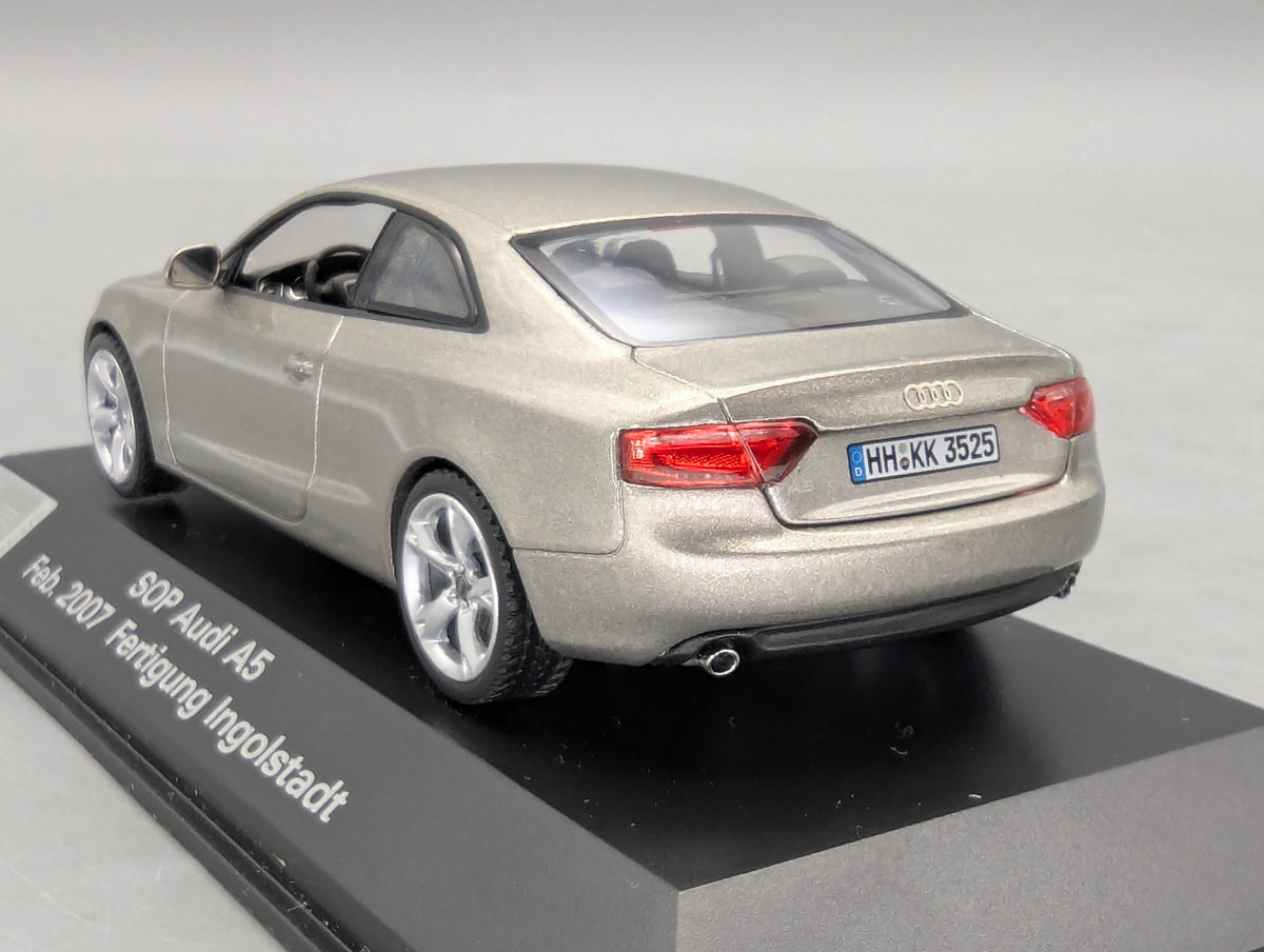 Modellautos 1:43 Minichamps Audi A5 SOP 2007 Ingolstadt mit Dealer OVP
