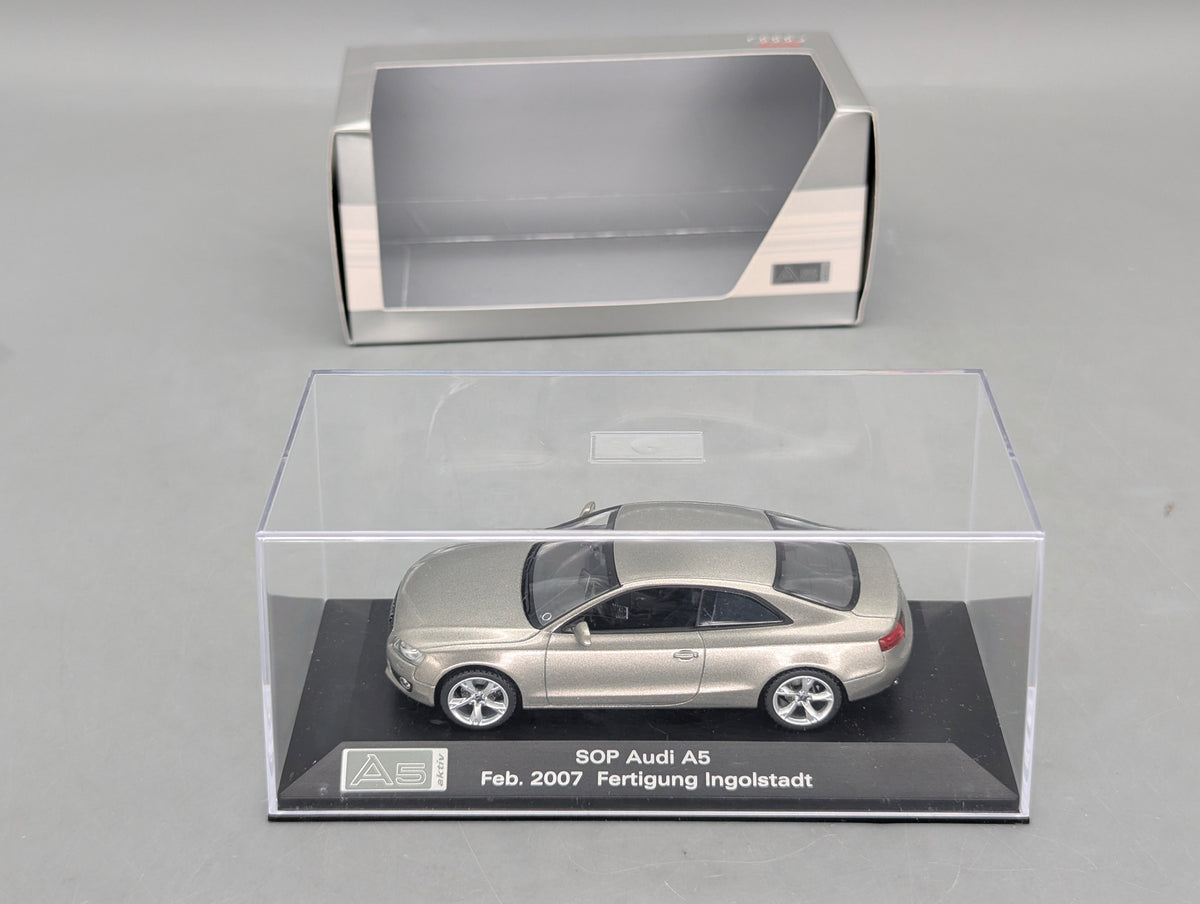 Modellautos 1:43 Minichamps Audi A5 SOP 2007 Ingolstadt mit Dealer OVP
