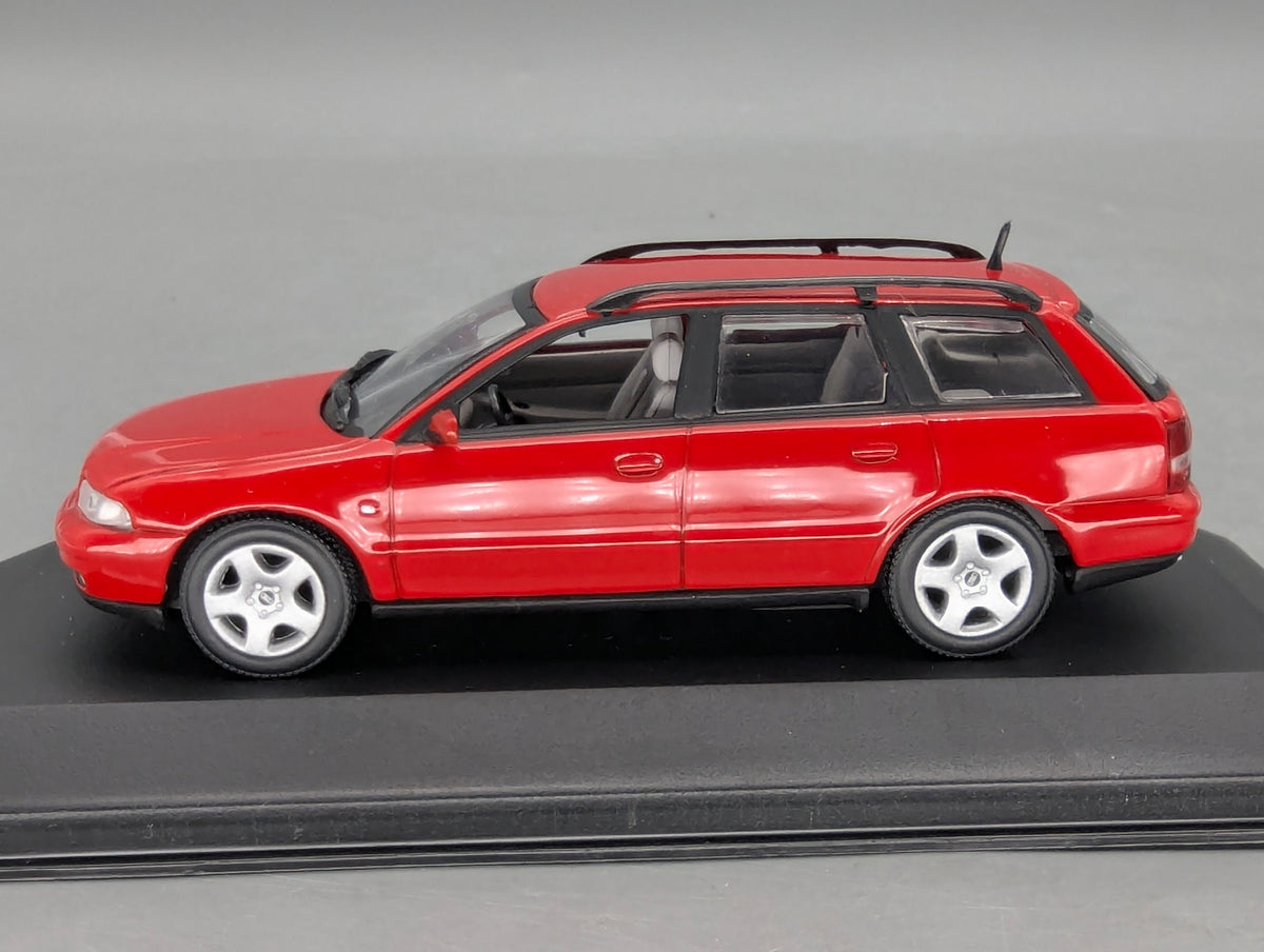 Modellautos 1:43 Minichamps Audi A4 Avant Rot mit Dealer OVP