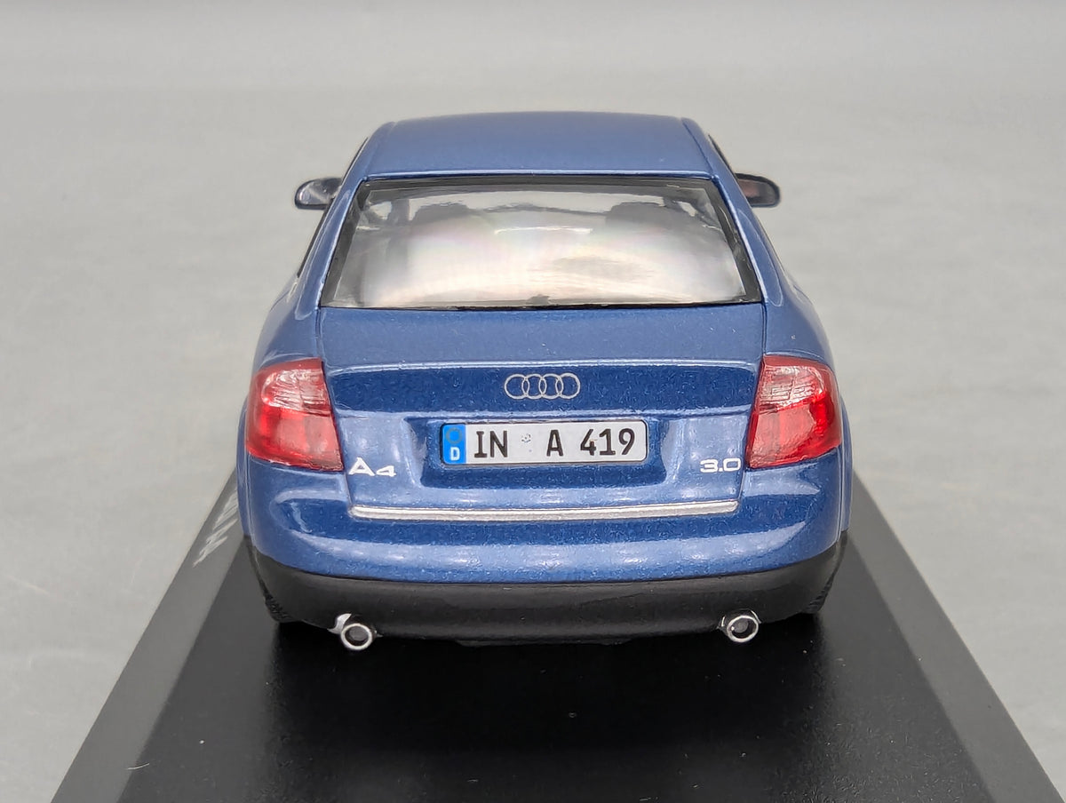 Modellautos 1:43 Minichamps Audi A4 3.0 Blau Metallic mit Dealer OVP