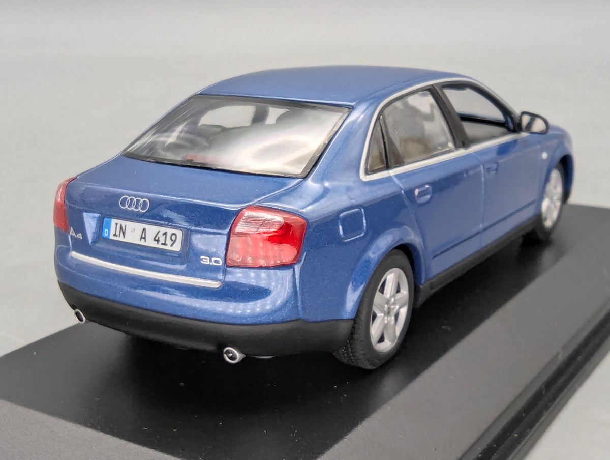 Modellautos 1:43 Minichamps Audi A4 3.0 Blau Metallic mit Dealer OVP