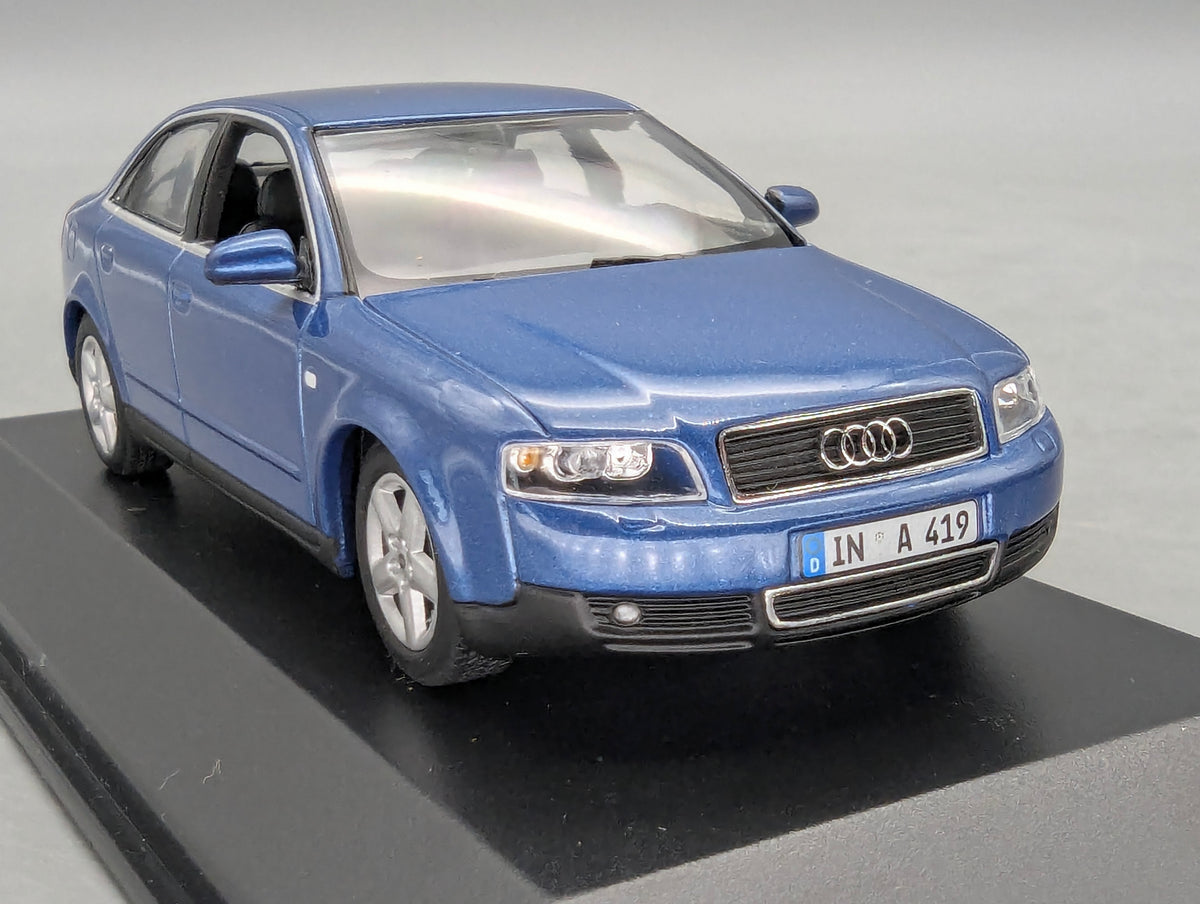 Modellautos 1:43 Minichamps Audi A4 3.0 Blau Metallic mit Dealer OVP