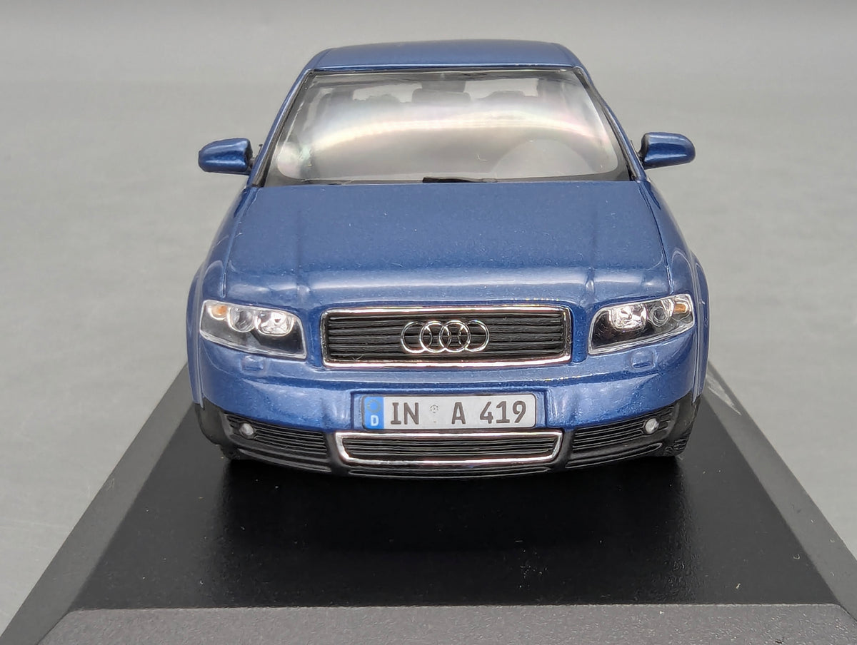 Modellautos 1:43 Minichamps Audi A4 3.0 Blau Metallic mit Dealer OVP