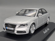 Modellautos 1:43 Minichamps Audi A4 3.2 Quattro Eissilber mit Dealer OVP