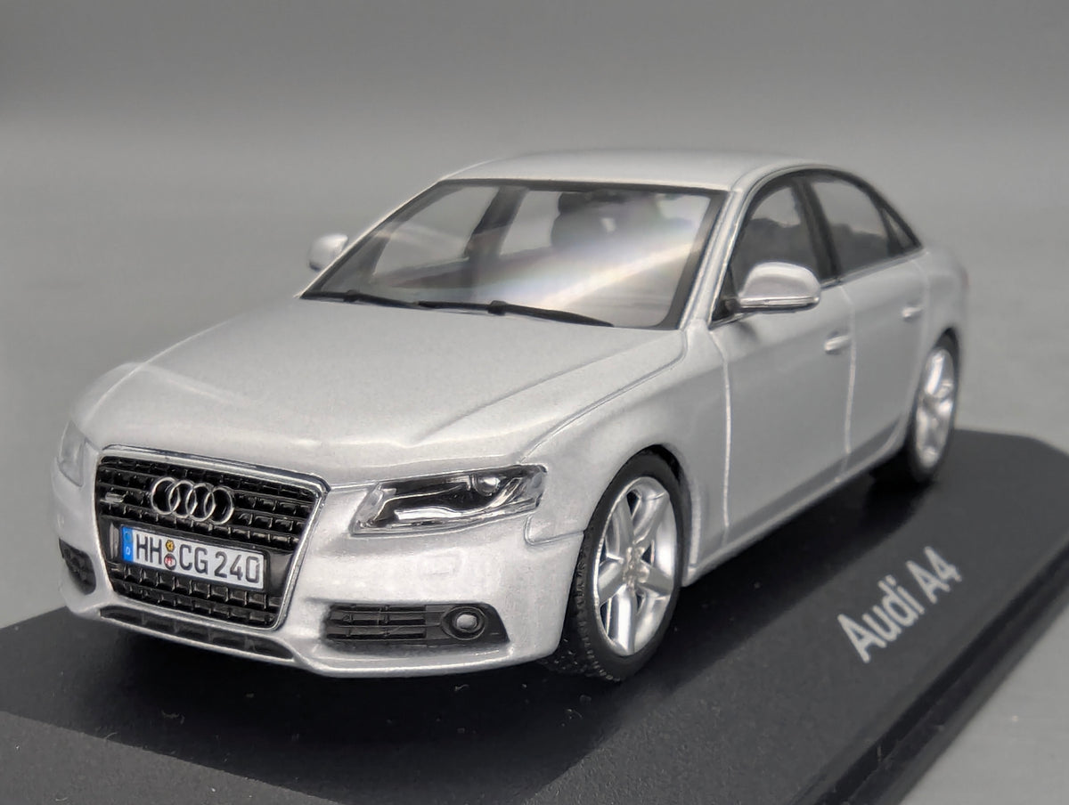 Modellautos 1:43 Minichamps Audi A4 3.2 Quattro Eissilber mit Dealer OVP
