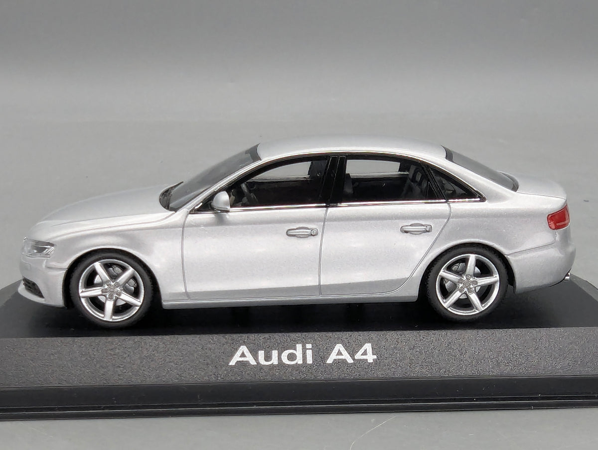 Modellautos 1:43 Minichamps Audi A4 3.2 Quattro Eissilber mit Dealer OVP