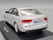 Modellautos 1:43 Minichamps Audi A4 3.2 Quattro Eissilber mit Dealer OVP