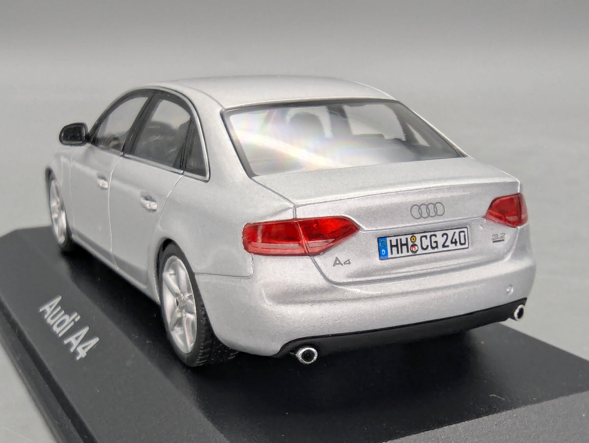 Modellautos 1:43 Minichamps Audi A4 3.2 Quattro Eissilber mit Dealer OVP
