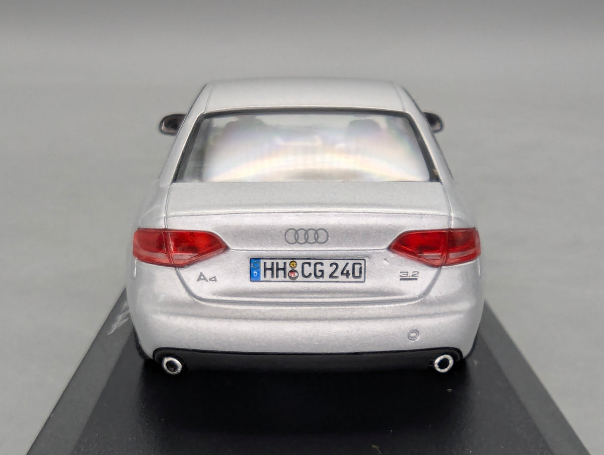 Modellautos 1:43 Minichamps Audi A4 3.2 Quattro Eissilber mit Dealer OVP