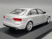 Modellautos 1:43 Minichamps Audi A4 3.2 Quattro Eissilber mit Dealer OVP