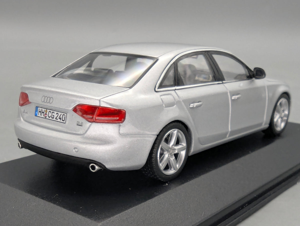 Modellautos 1:43 Minichamps Audi A4 3.2 Quattro Eissilber mit Dealer OVP