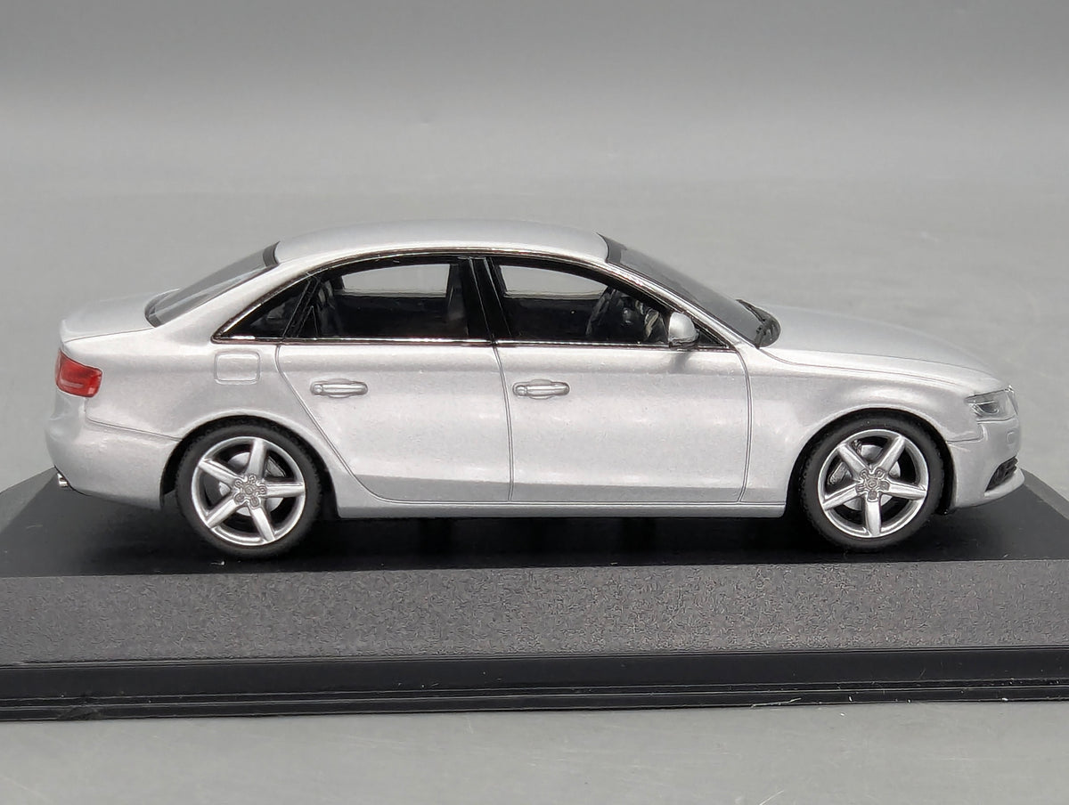 Modellautos 1:43 Minichamps Audi A4 3.2 Quattro Eissilber mit Dealer OVP