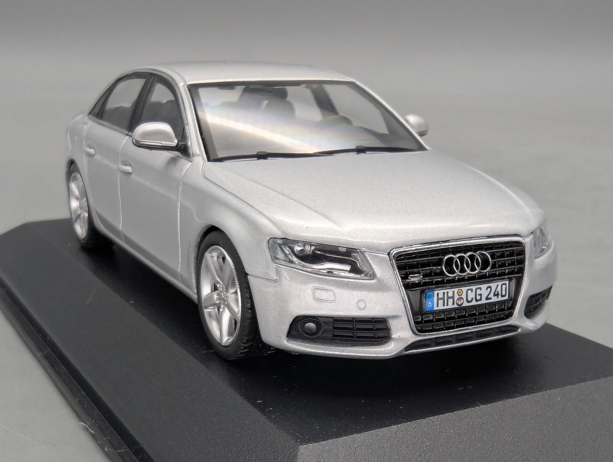 Modellautos 1:43 Minichamps Audi A4 3.2 Quattro Eissilber mit Dealer OVP