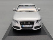 Modellautos 1:43 Minichamps Audi A4 3.2 Quattro Eissilber mit Dealer OVP