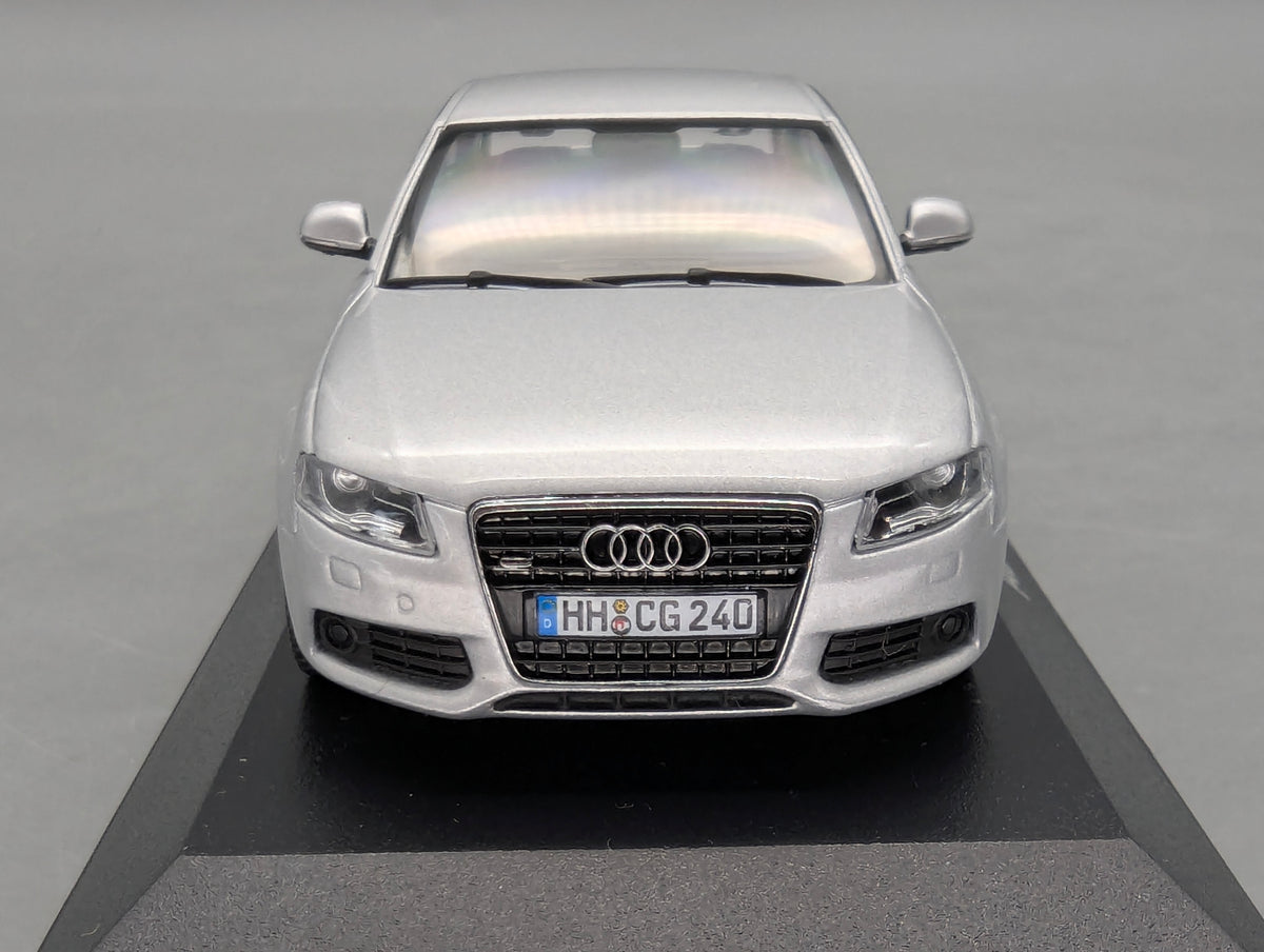 Modellautos 1:43 Minichamps Audi A4 3.2 Quattro Eissilber mit Dealer OVP